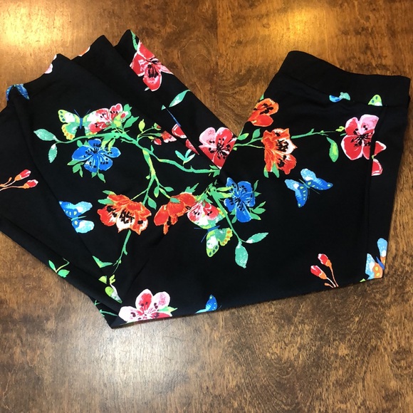 Capri, floral pants S/P - Picture 8 of 13